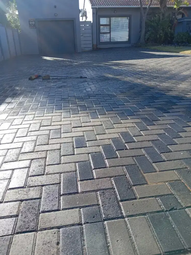 Pemasangan paving dan pembersihan lahan