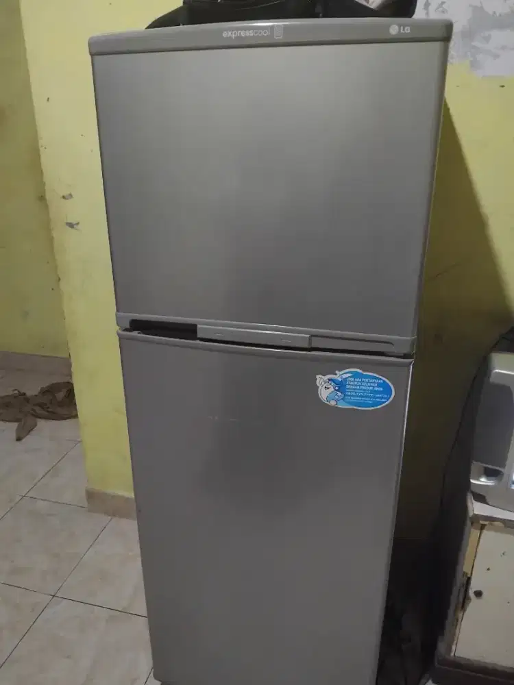 Kulkas 2 pintu merk Lg sip pakain