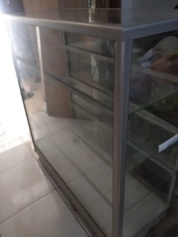 Lemari alumunium + kaca