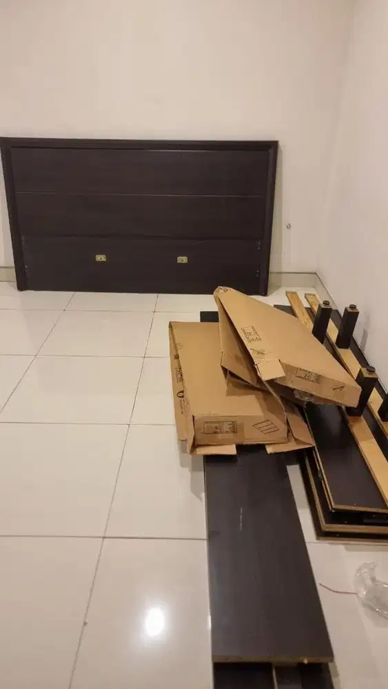 1 set bisa nego: Divan Kayu 160 x 200, 2 nakas, 1 meja rias, 1 lemari