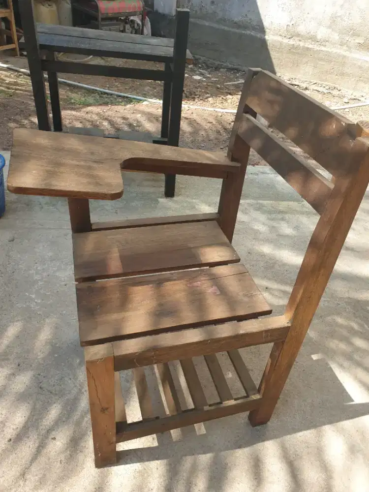 Kursi bahan kayu kukuh ada 20 unit, cocok buat usaha cafe atau lainnya