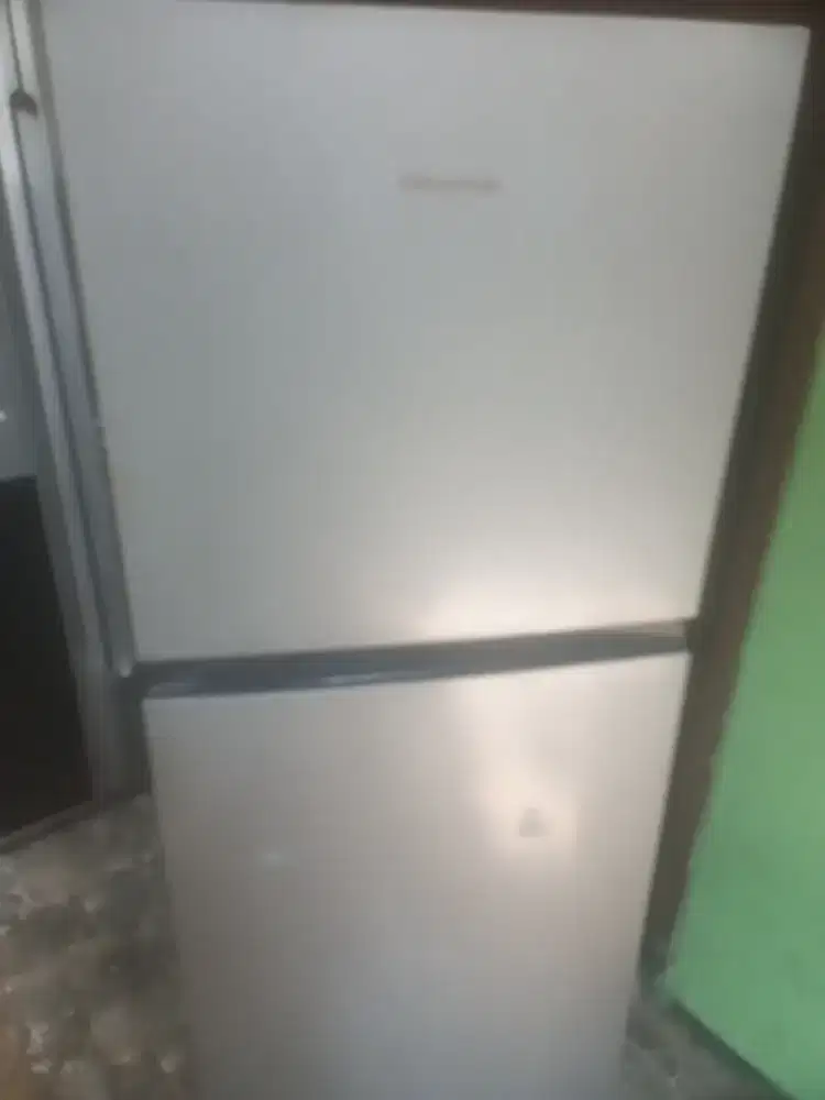 Di jual kulkas 2 pntu Hisense korea normal
