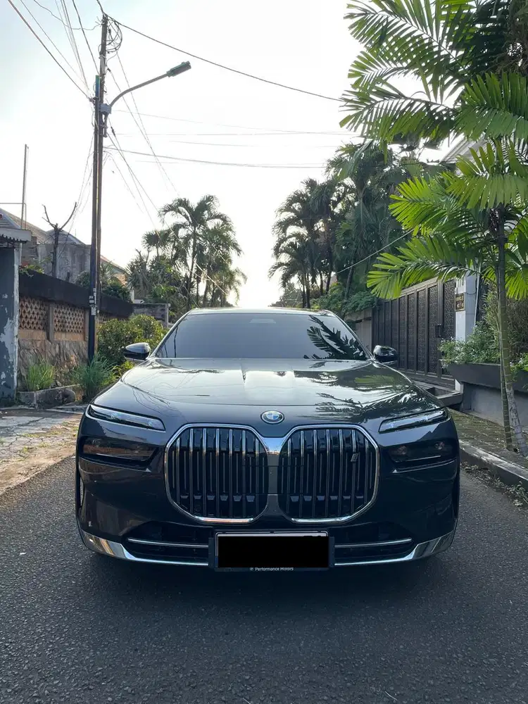 BMW i7 2023 Listrik