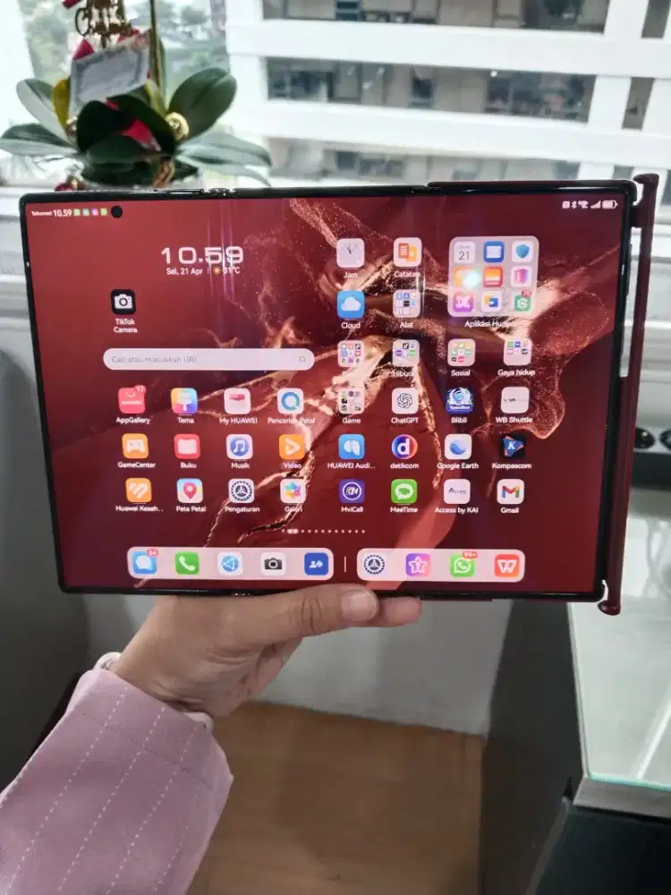 Huawei Mate XT Ultimate Design 16GB/1T Fold 3 Layar (Red)