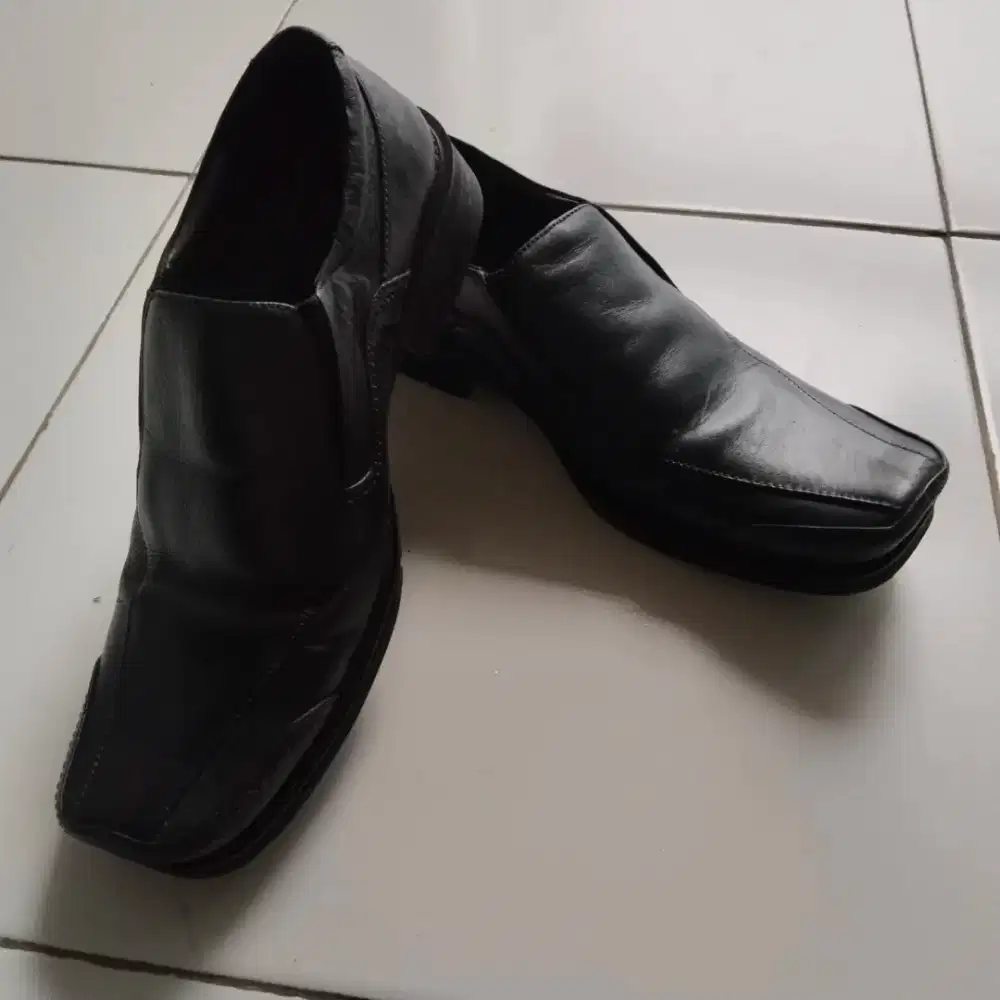 Sepatu formal (pantofel