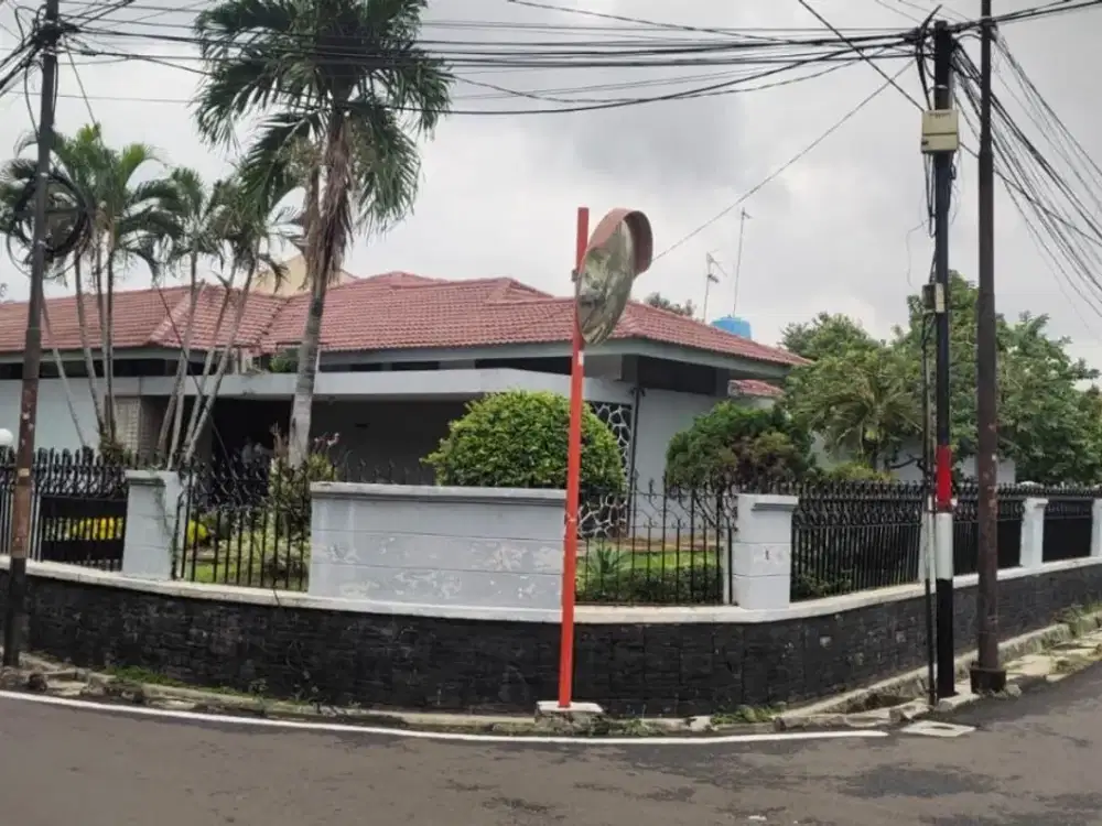 Rumah dengan Halaman Depan Luas di Pulo Gadung, Jakarta Timur