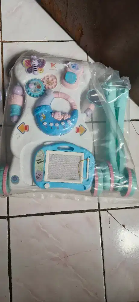 Baby walker dengan music player dan papan tulis magnet