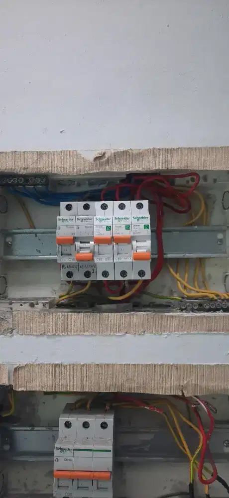 Perbaiki dan instalasi Listrik untuk perumahan maupun pertokoan