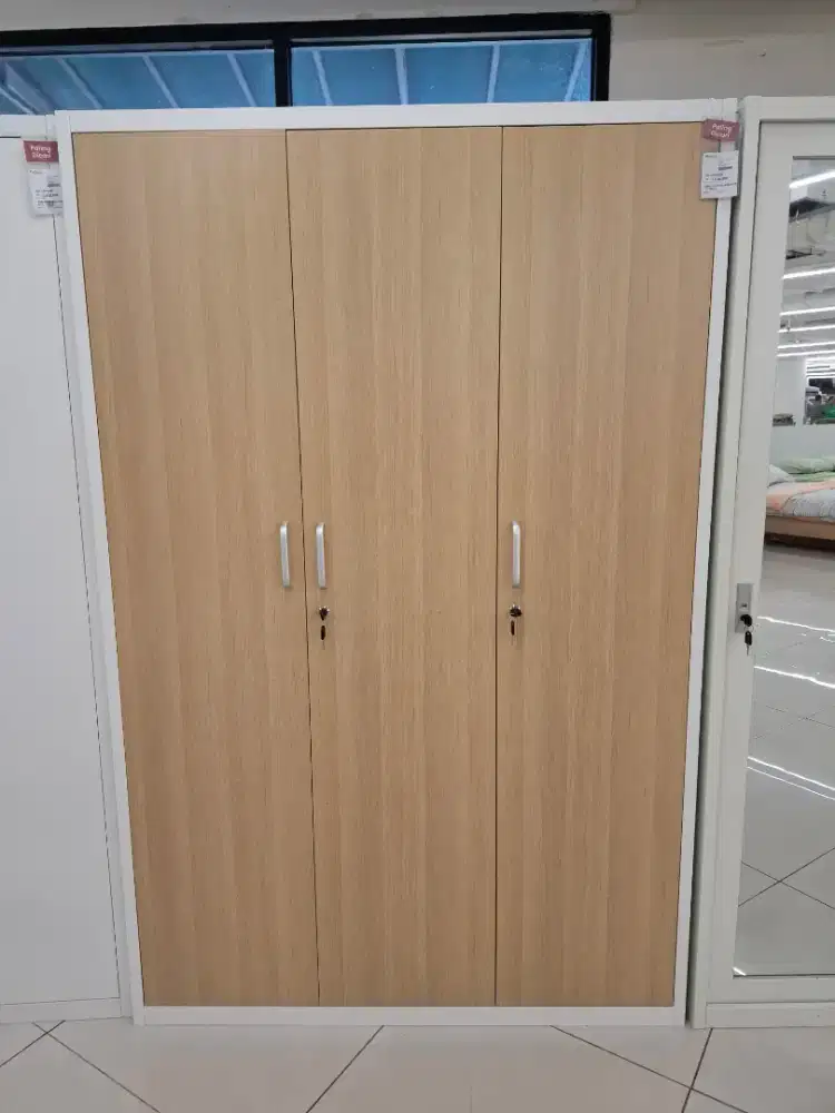 Lemari Pakaian 3 Pintu Besi