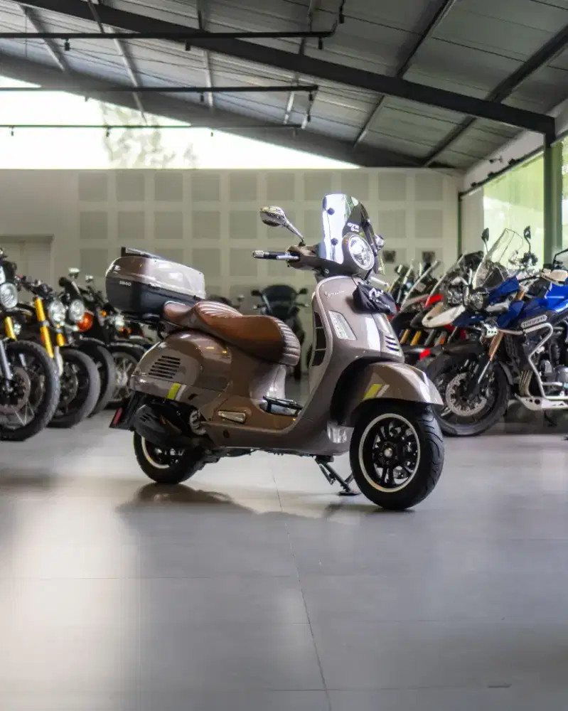 Vespa GTS Super Tech 300 Grigio Travolgente Matt 2024