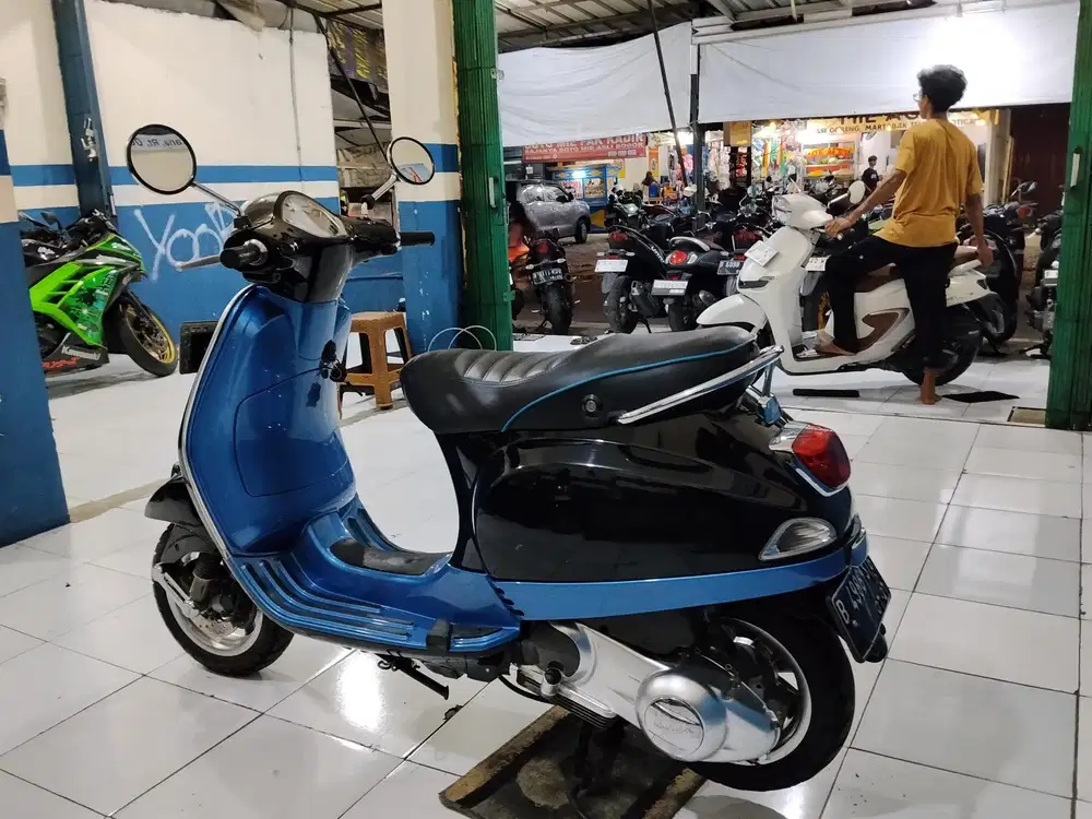 { jual cepat } piaggio LX 150cc 2011 injection siap pakai super mewah