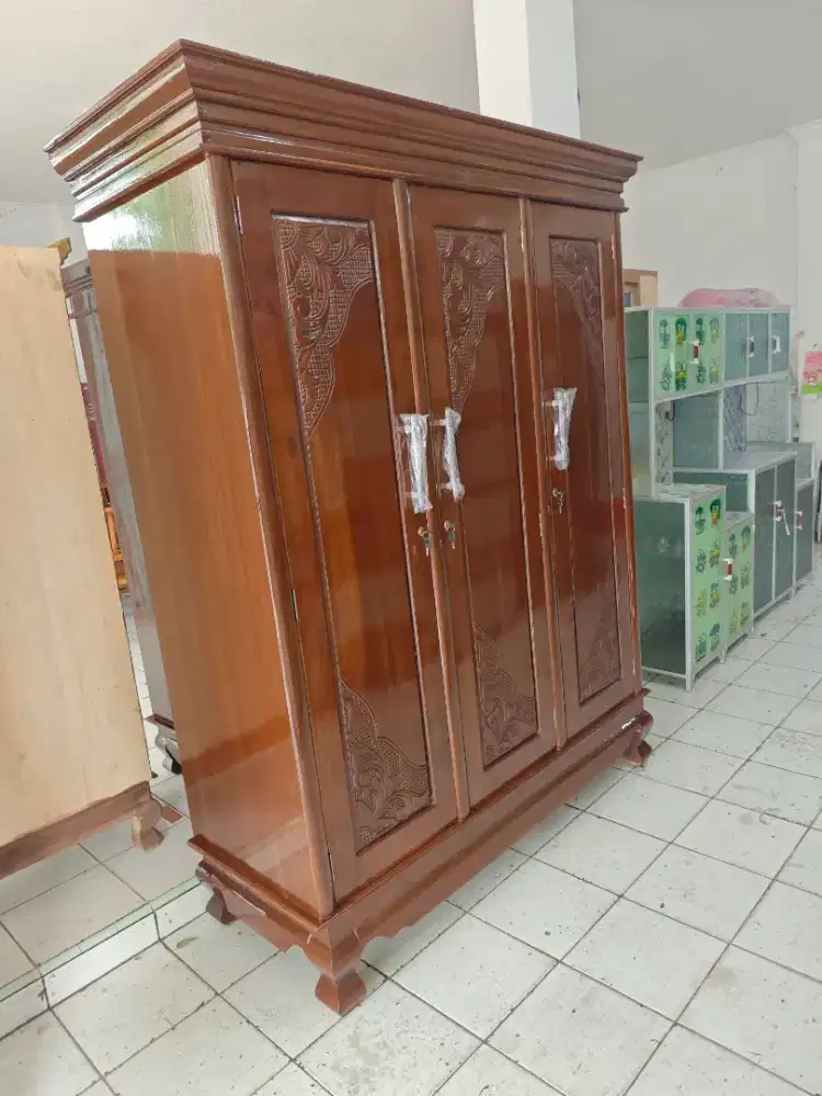 Lemari Pakaian 3 Pintu Kayu Jati Jumbo