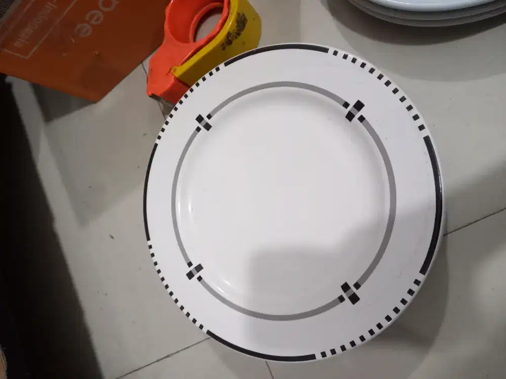 Piring keramik tebal