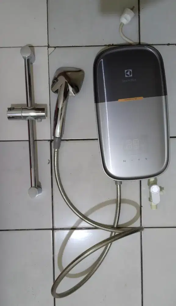 Water heater Electeolux  comfortflow 800. EW241MX-DST2