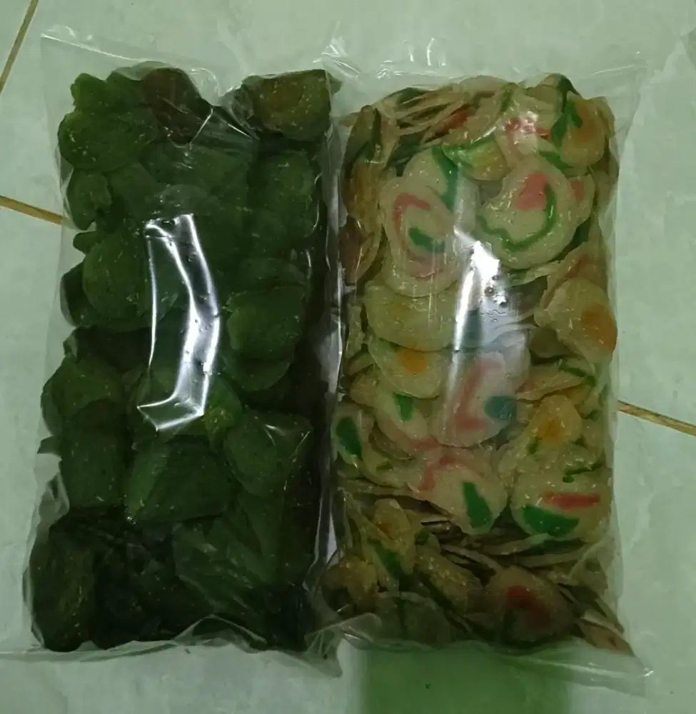 Kerupuk ikan asli matang dan mentah