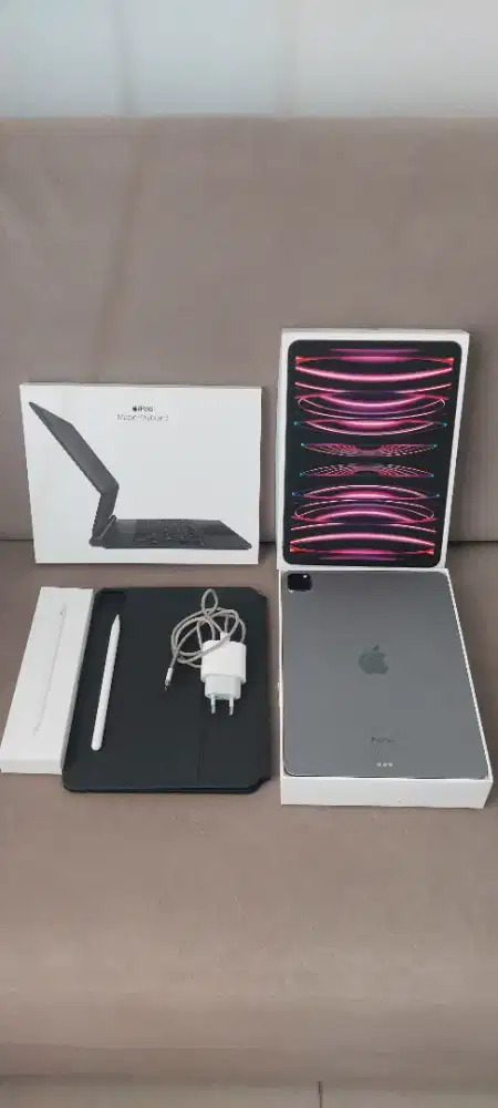 Jual cepat ipad pro 11 256 GB, nego sampe jadi bonus keyboard & pencil