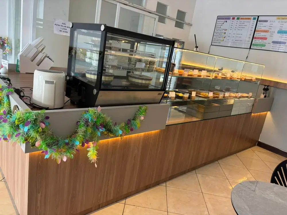 Etalase kaca lengkap dengan laci