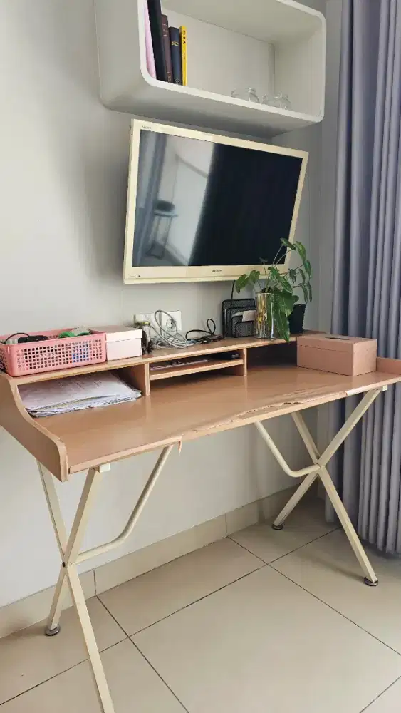 Meja kerja informa second kondisi apa adanya