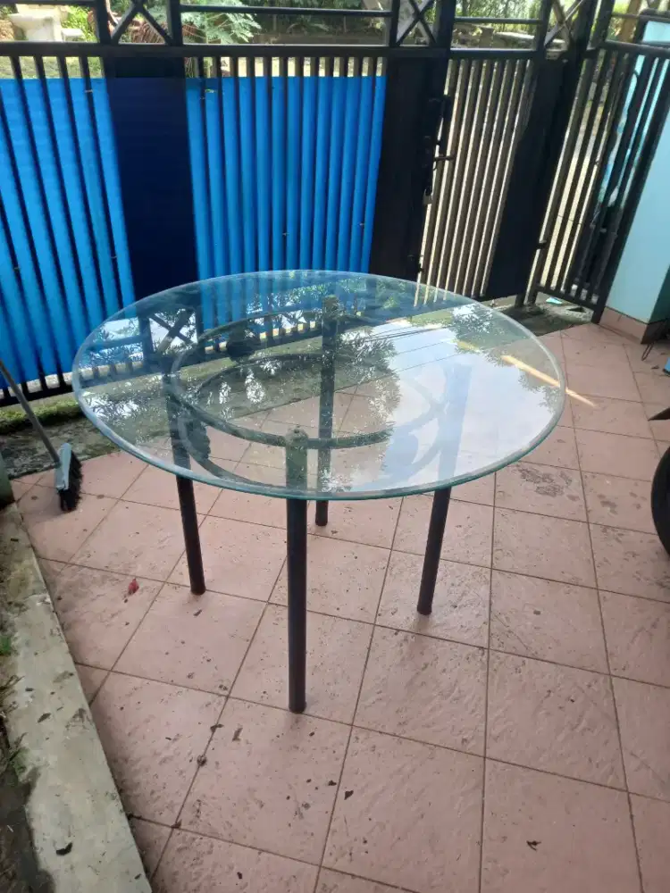 Meja kaca bulat