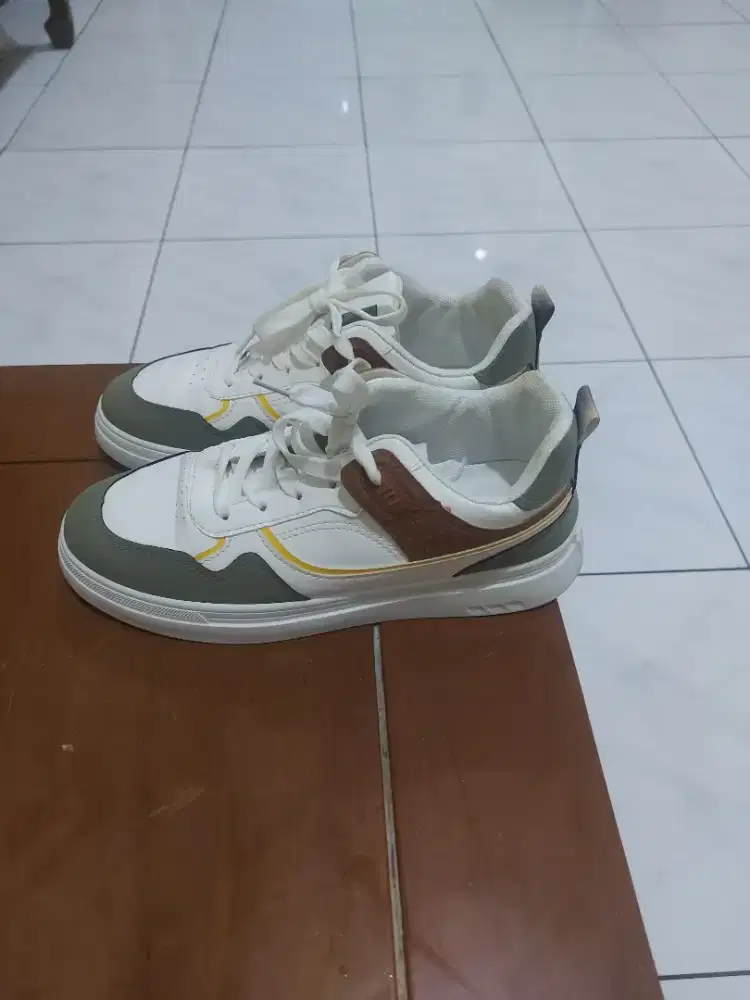 Sepatu untuk santai dan olah raga.