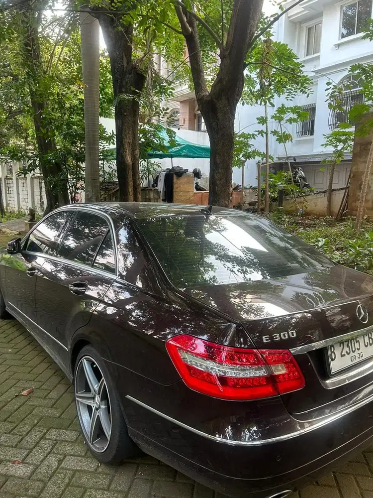 Mercedes-Benz E300 2010 Bensin