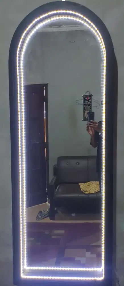 Cermin salon dan kursi salon