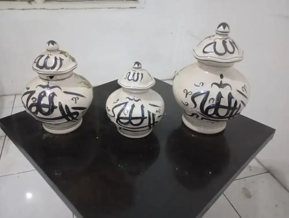 Guci motif kaligrafi arab