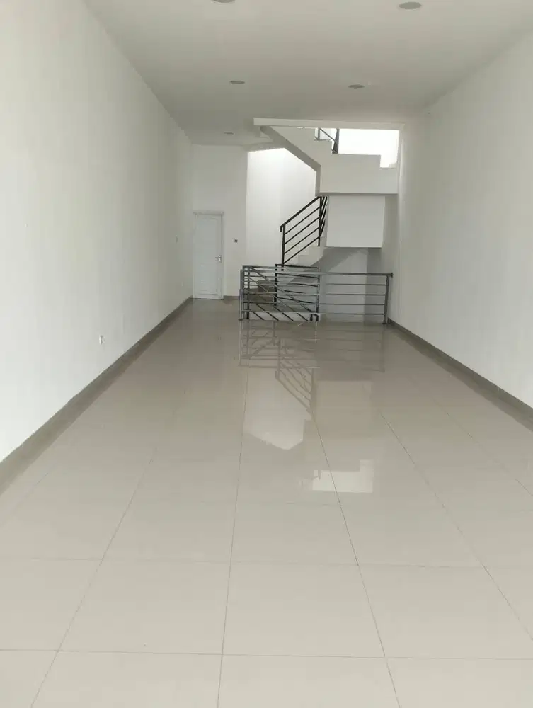 Ruko 2½ Lantai Baru Siap Pakai di Mainroad Holis