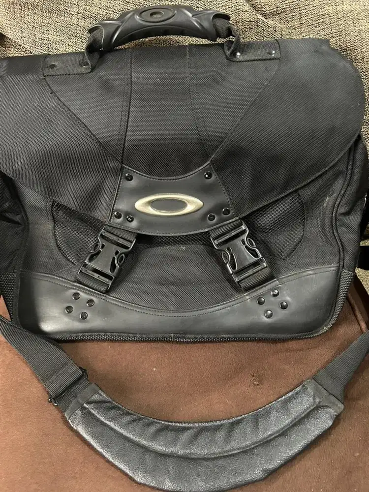 Tas kerja pria Oakley seken