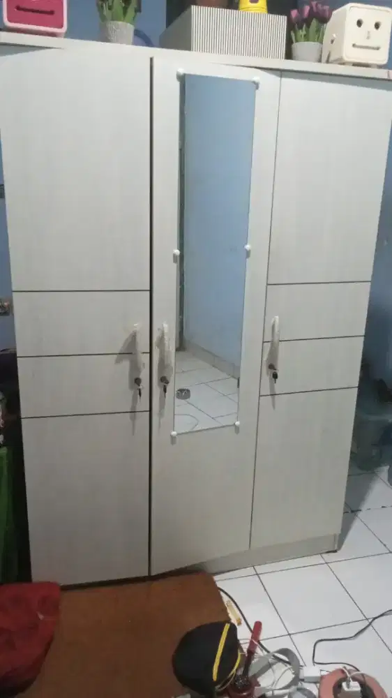lemari pakaian 3pintu