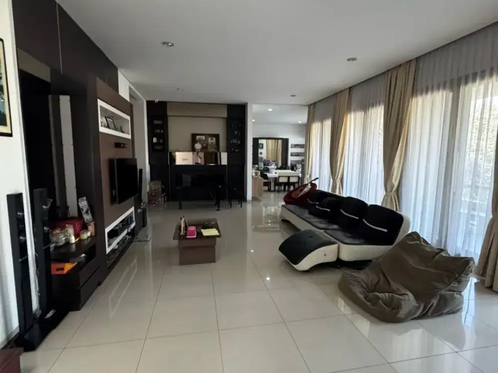 JUAL Rumah Mewah Minimalis 3 lantai SHM di Setraduta Mainroad, Bandung