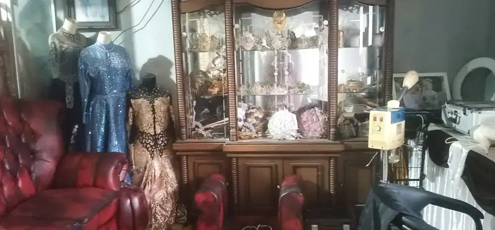 Lelang satu paket alat rias pengantin