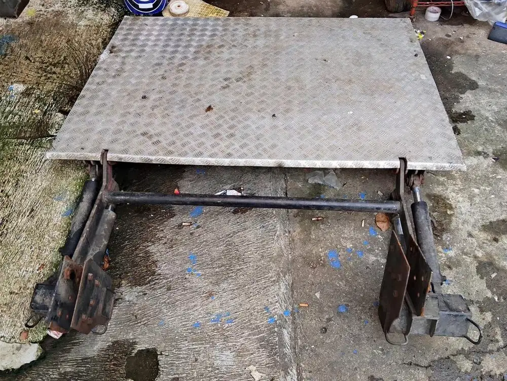 Aksesoris mobil bagus tailgate/pengankat hidrolik bekas mobil L300