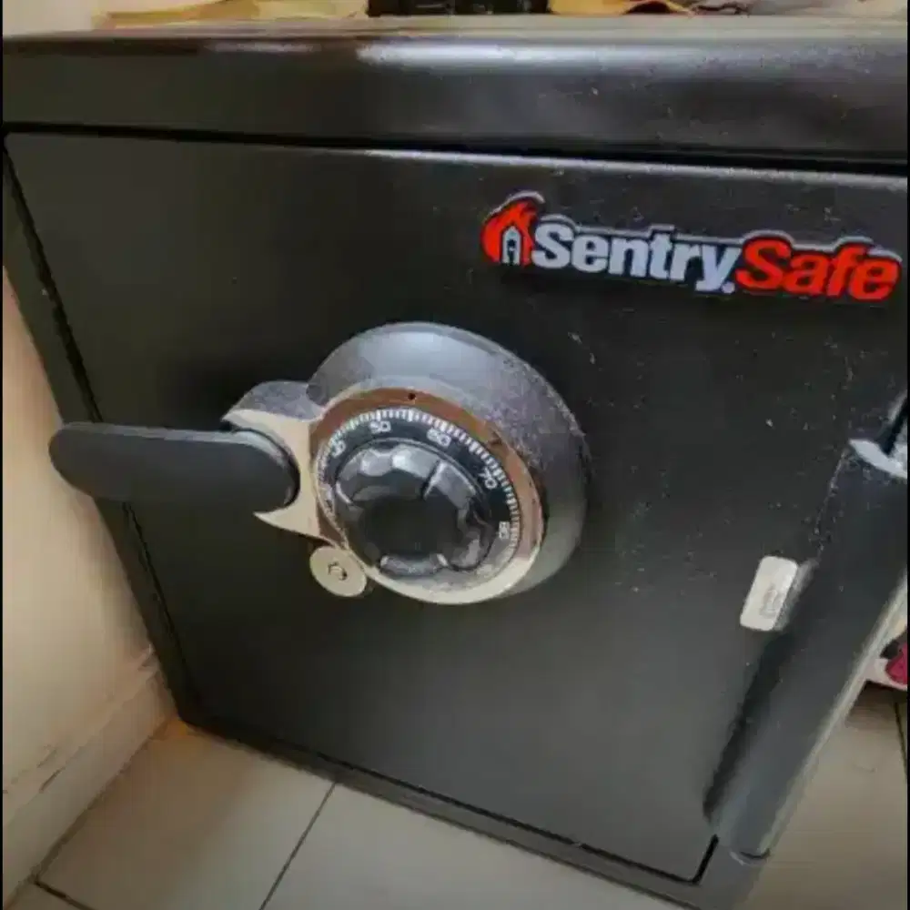 Brankas Sentry Safe