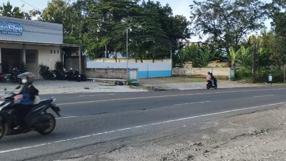 Lokasi strategis pinggir jalan
