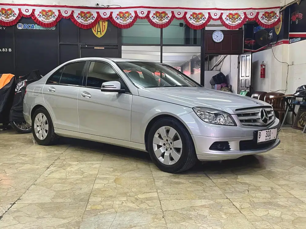 MERCEDES BENZ C200 2009 LOW KILOMETER GOOD CONDITION
