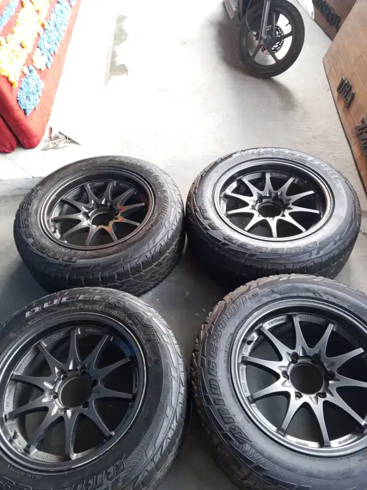 ring 18 pcd6 + ban bridgestone AT kondisi 90% cocok pajero & fortuner