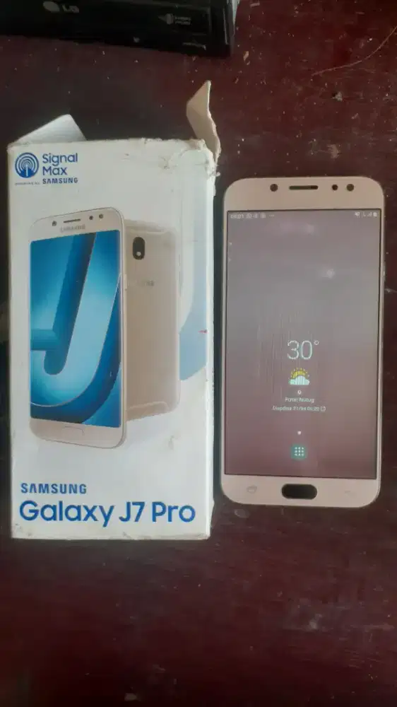 Samsung J7 Pro NFC RAM 3/32  minus White spot bonus dus book bawaan