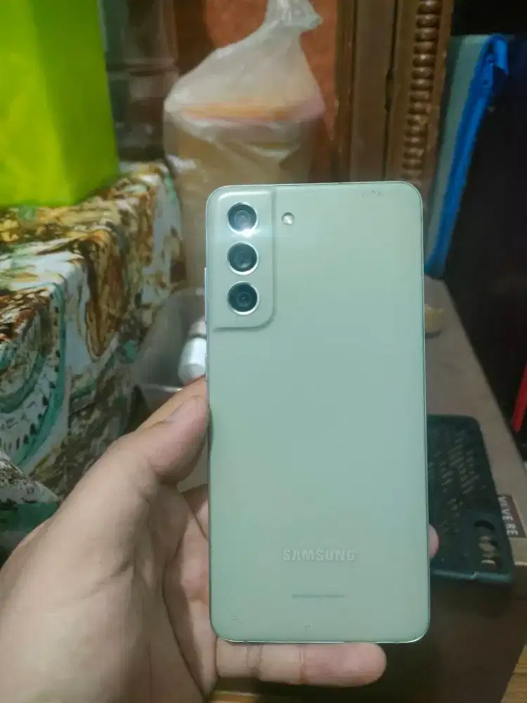 Samsung s21 fe naik diatasnya