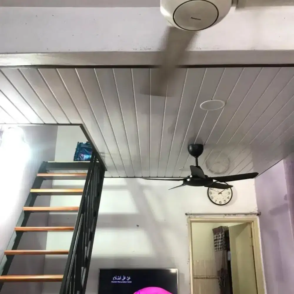 Mezzanine ruangan kombinasi plafon PVC