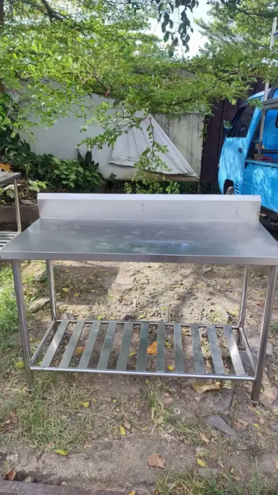 Meja 2 Susun Jari Backsplash – Sirkulasi Baik dan Lebih Rapi