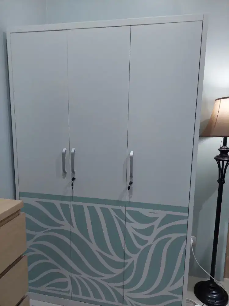 Lemari Baju Besi 3 Pintu INFORMA
