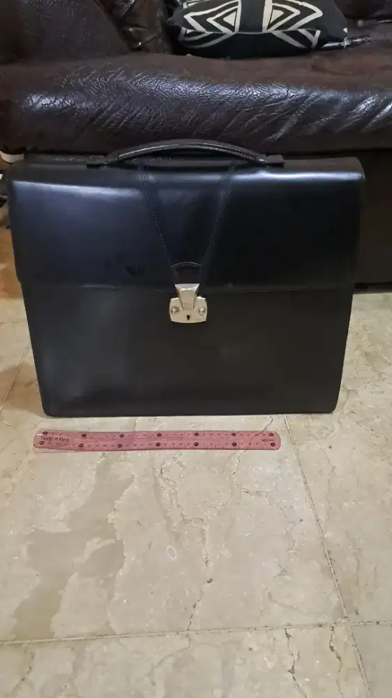 Tas kerja pria merk Cartier