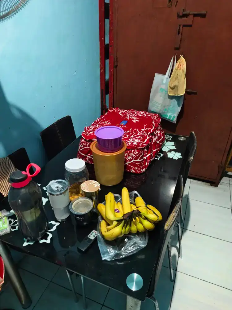 Meja makan kaca 4 kursi