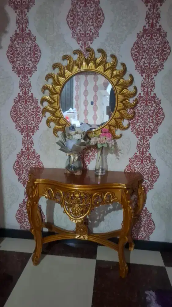 Meja konsul dan kaca