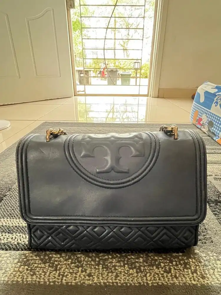 Tas wanita merek Tory Burch warna biru gelap