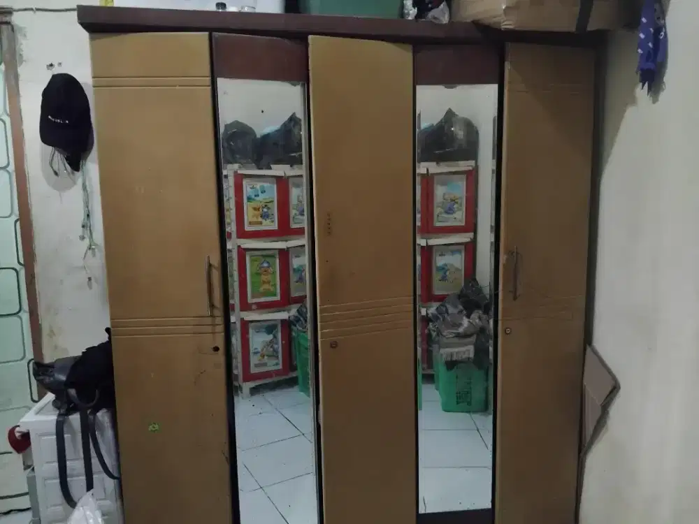 Lemari pakaian 3 pintu