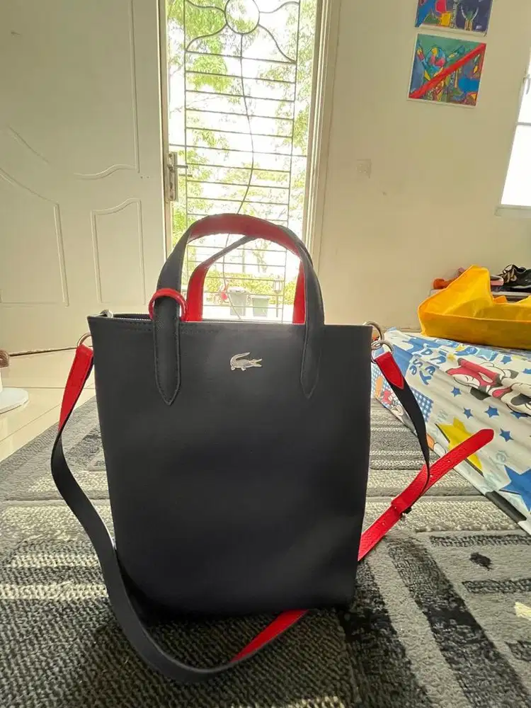 Tas wanita merek Lacoste warna biru tua