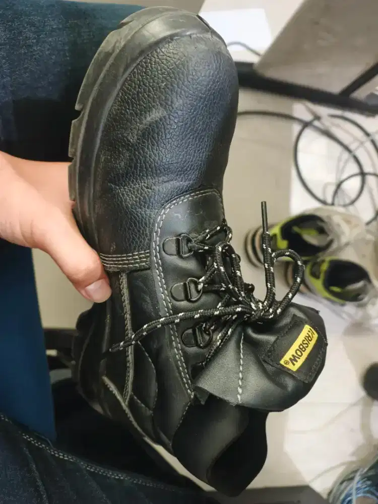 Sepatu safety krisbow