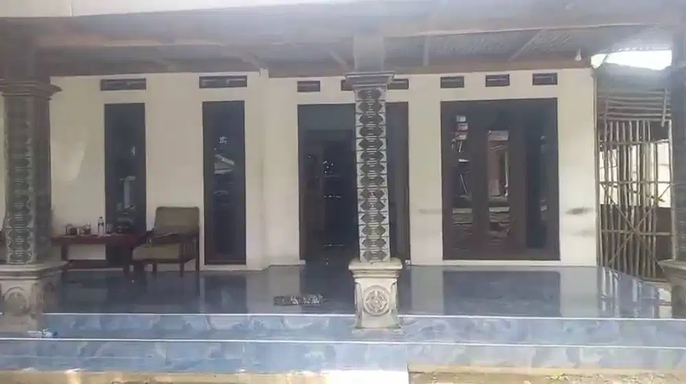 Rumah Luas di Jombang, Semi Furnish. dekat dengan kab. Mojokerto